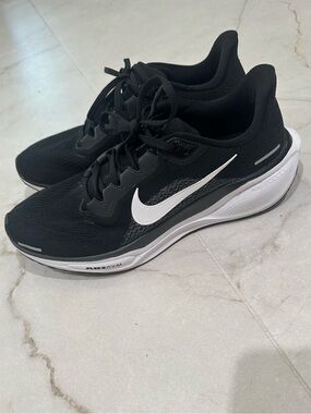Nike Black and White Air Zoom Running Shoes with Signature Swoosh